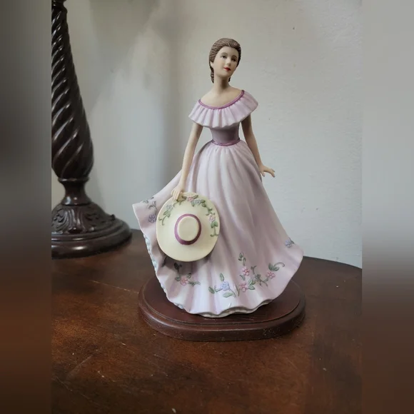 "Virginia Lynn" Figurine - Picture 2 of 6